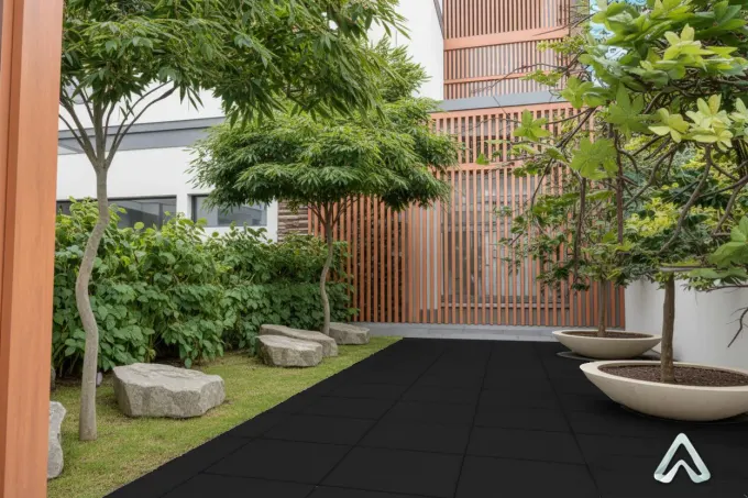 Ingreso de una casa entregada, con jardín y acabados de madera