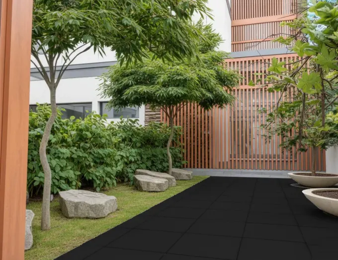 Ingreso de una casa entregada, con jardín y acabados de madera