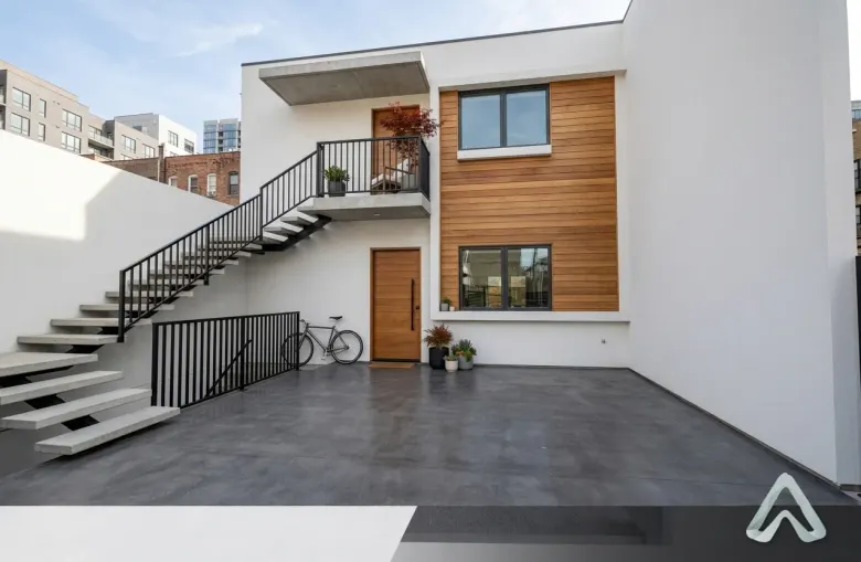 Fachada remodelada del departamento Airbnb en Oblatos, Guadalajara